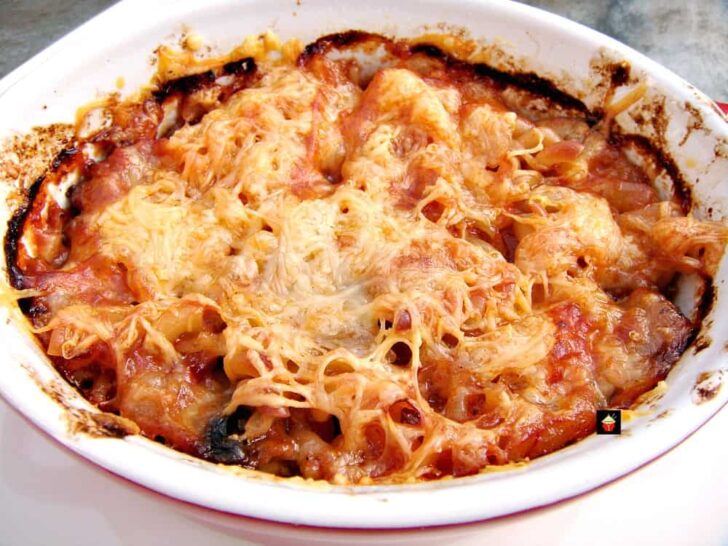 Easy Chili Pasta Bake 4 Easy Chili Pasta Bake, a great easy recipe, using leftover chili, and baked with a cheesy topping. Freezer friendly and ideal for creating a new dinner recipe!
