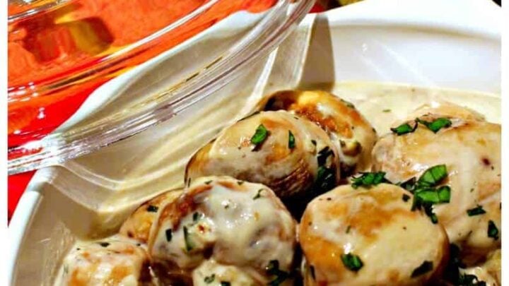 Creamy Garlic Mushrooms 5 Creamy Garlic Mushrooms. This is a very quick, easy and delicious recipe, perfect as a side, serve on toast for brunch, or add to some lovely pasta!