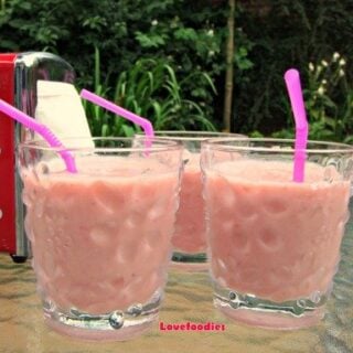 Creamy Strawberry and White Chocolate Smoothie. Quick and Easy to make and taste just like milkshake but without the cream or ice cream! | Lovefoodies.com