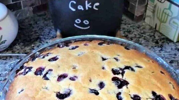 Easy Blueberry Cake. A very easy recipe loaded with blueberries and perfect with a cup of tea!