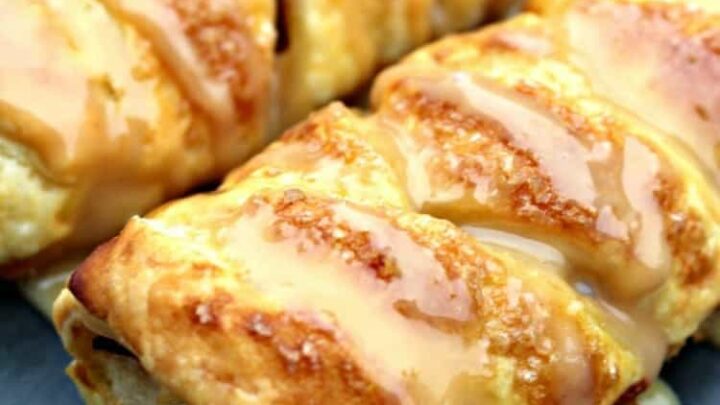 Mini Caramel Apple Pastries. Delightful mini pastries filled with caramel and apples and oh so easy to make!
