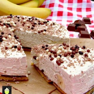 No Bake Peanut Butter Banana Cheesecake. Oh boy! Super easy recipe, no bake and a chocolate chip cookie base! | Lovefoodies.com