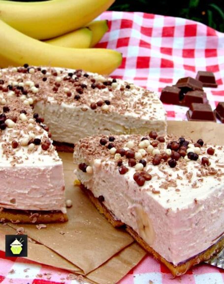 No Bake Peanut Butter Banana Cheesecake. Oh boy! Super easy recipe, no bake and a chocolate chip cookie base! | Lovefoodies.com No Bake Peanut Butter Banana Cheesecake. Oh boy! Super easy recipe, no bake and a chocolate chip cookie base! | Lovefoodies.com