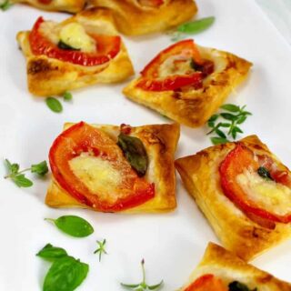 Cheesy Bacon and Tomato Mini Pizzas, very quick and easy to make and also flexible with your favorite toppings. Serve as party food, appetizers or a light brunch, lunch boxes.. the sky's the limit! Great for making ahead and freezing.