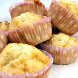 White Chocolate and Macadamia cakes. An incredibly easy recipe with fabulous flavors and texture. Yummy!