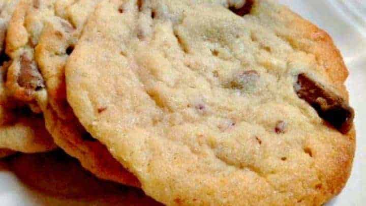 These Easy Chocolate Chip Cookies are packed full of flavor and ...