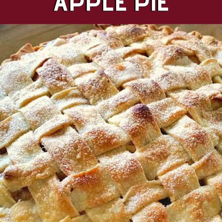 Mom's Homemade Apple Pie Mom's Homemade Apple Pie. A wonderful old family recipe, simple ingredients, easy to make and delicious every time! Perfect for a regular family dessert, or to take to pot lucks, Thanksgiving, or anytime!