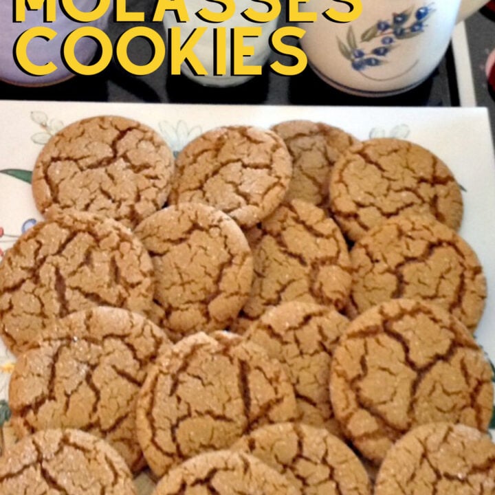Nanny's Easy Molasses Cookies Easy Molasses Cookies, flavored with Christmas spices, make for a delicious cookie, ideal for Fall and the holidays. Crunchy outside and chewy inside. Great with a glass of milk!