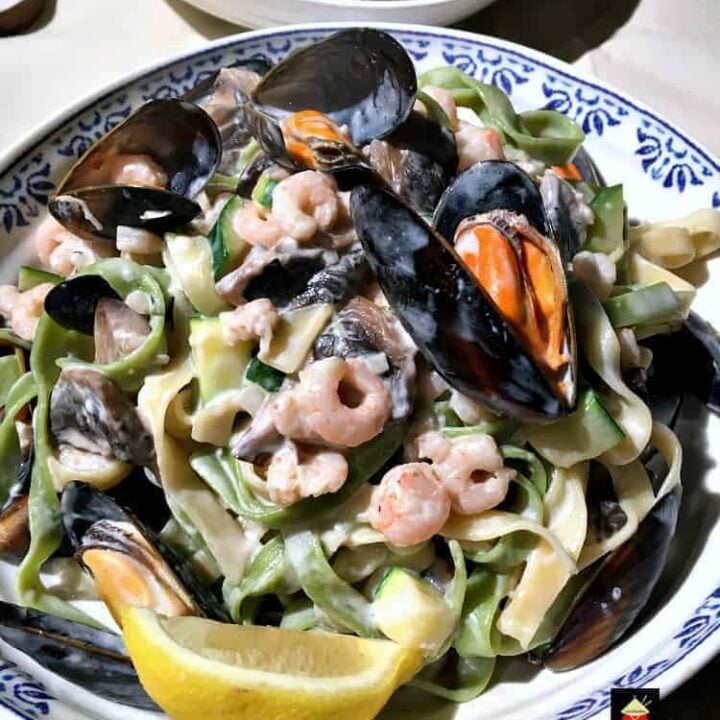 Creamy Garlic Seafood Pasta Creamy Garlic Seafood Pasta, a delicious quick and easy meal, with a delicious creamy white wine sauce.