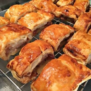 Sausage and Red Onion Chutney Rolls are so delicious! Easy to make, freezer friendly and great for snacks, lunchboxes and parties!