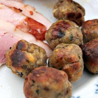 Festive Jack Daniel's Stuffing Balls, a perfect snack, appetizer or side to your Thanksgiving or Christmas menu. Juicy pork, flavored with Jack Daniel's, cranberry and chestnuts to give you a lovely Festive feeling.