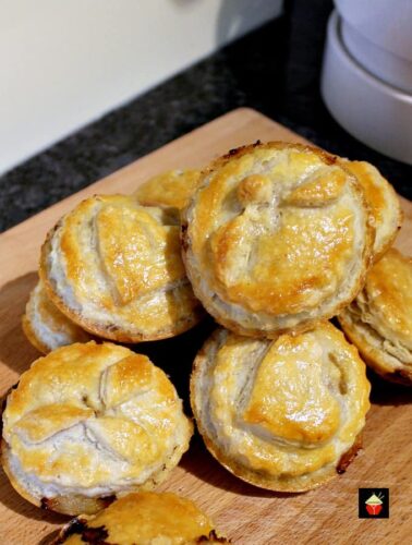 Homemade Mini Meat Pies have a delicious flaky pie crust, are simple and quick to make and great for lunch boxes, parties, picnics and snacks. freezer friendly too!