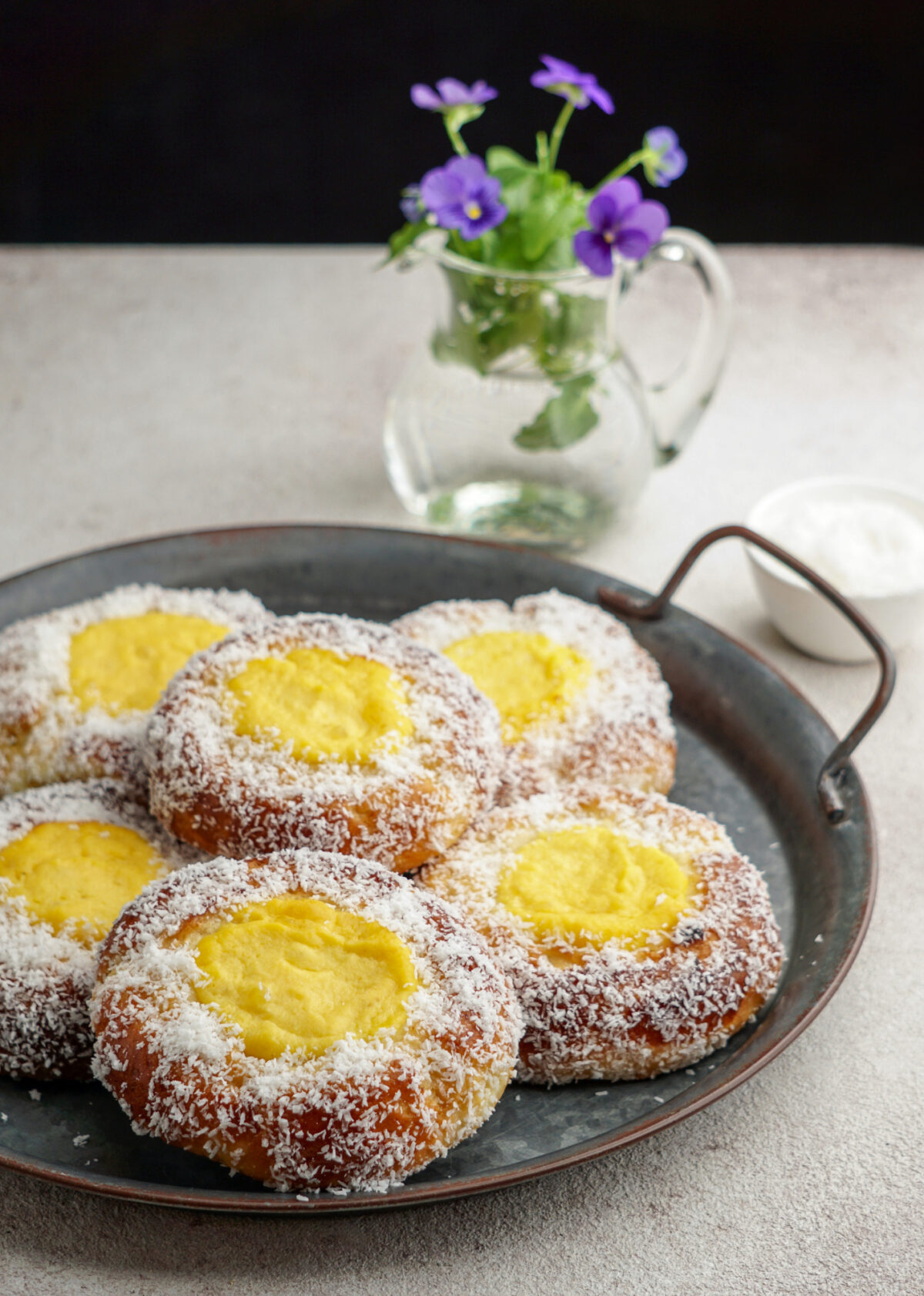 Custard Filled Buns 6 Custard Filled Buns. Light, fluffy, soft, vanilla custard filled buns. Eat these sweet bread buns warm or cold, I like them just from the oven! Freezer friendly too