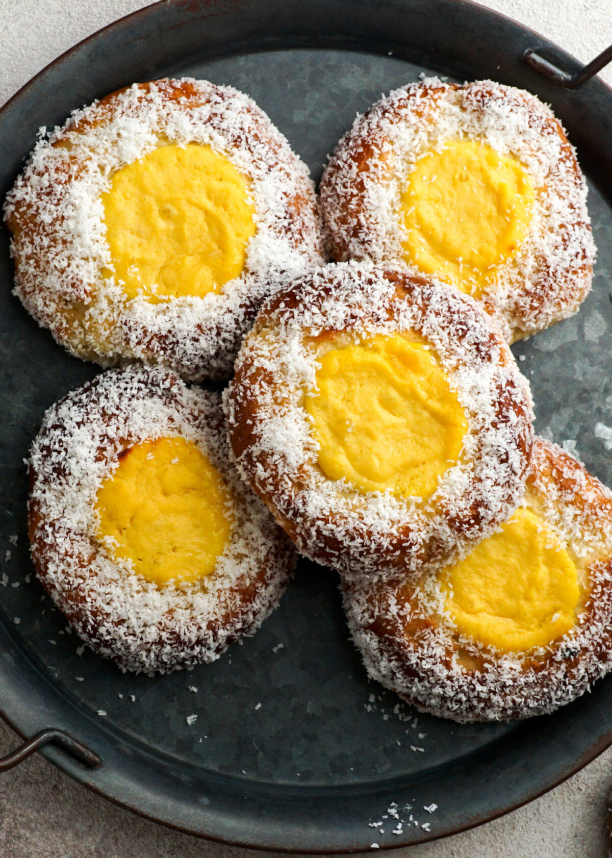 Custard Filled Buns 12 Custard Filled Buns. Light, fluffy, soft, vanilla custard filled buns. Eat these sweet bread buns warm or cold, I like them just from the oven! Freezer friendly too