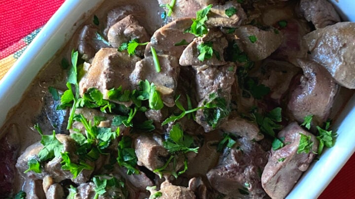 Creamy Garlic Chicken Livers and Mushrooms. Pan-fried tender chicken livers and mushrooms in a creamy garlic sauce is a great brunch or supper dish. Delicious served on hot buttered toast. Very quick and easy recipe