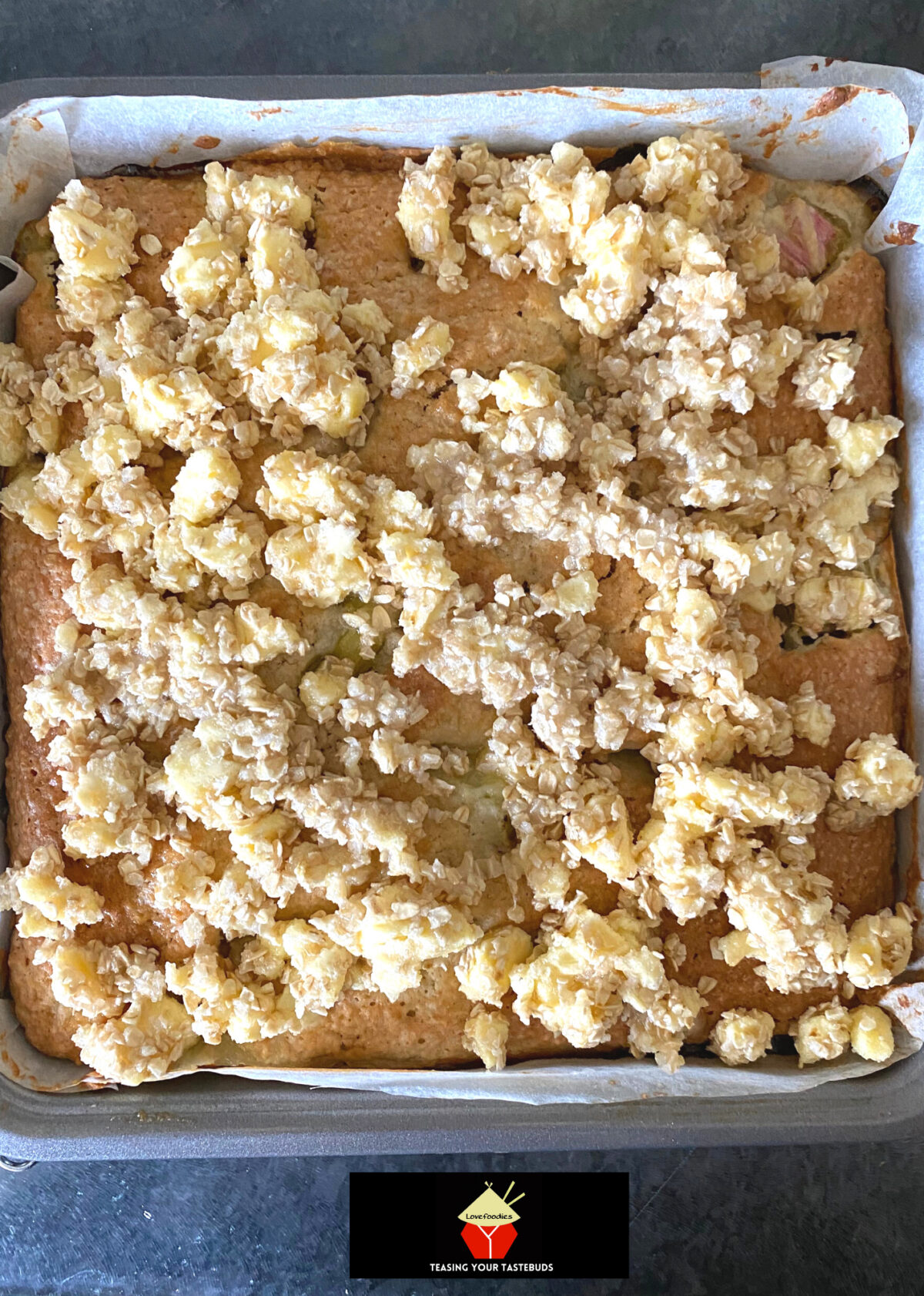 Lazy Daisy Rhubarb Oatmeal Cake, add the topping Lazy Daisy Rhubarb Oatmeal Cake, add the topping