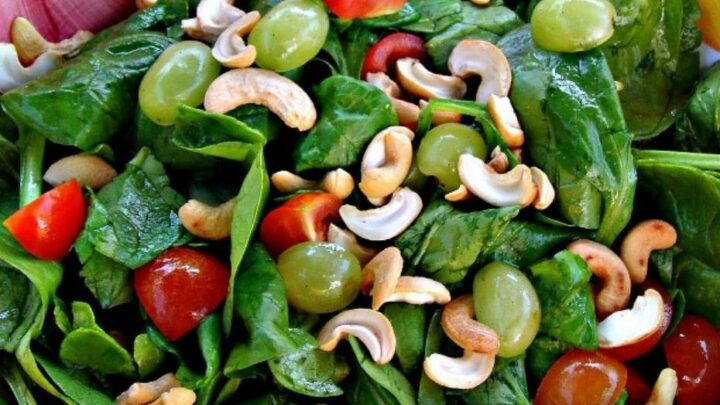 Refreshing Spinach and Grape SaladH