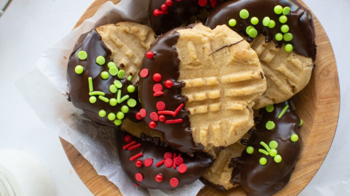 Chocolate Dipped Peanut Butter CookiesH