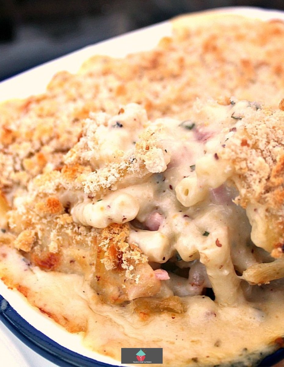 Easy Alfredo Sauce Easy Alfredo Sauce. Easy Alfredo Sauce is a versatile, rich, creamy sauce, ideal with pasta. Made with cream, garlic, parmesan cheese, and Italian herbs. Very quick and easy to make.