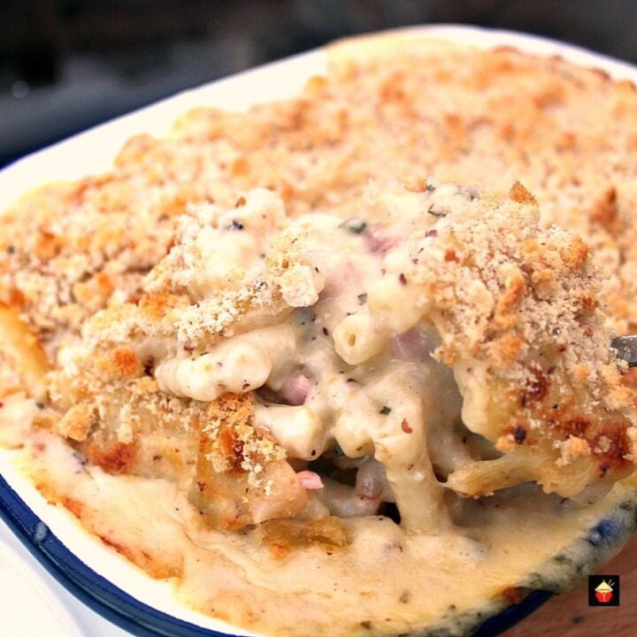 Easy Alfredo Sauce Easy Alfredo Sauce. Easy Alfredo Sauce is a versatile, rich, creamy sauce, ideal with pasta. Made with cream, garlic, parmesan cheese, and Italian herbs. Very quick and easy to make.