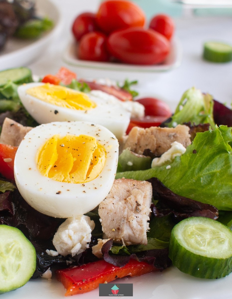 Greek Chicken Salad Greek Chicken Salad is full of flavor, tender juicy chicken breasts, combined with a variety of salads, olives, and feta cheese, with a generous coating of delicious Greek salad dressing. Easy to make and a very popular salad recipe.